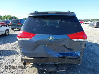 2014 Toyota Sienna XLE z VIN 5TDYK3DC9ES526117, wystawiony jako IAAI lot #42247546 z przebiegiem 119 096 mil mil oraz . Historia ofert i sprzedaży dostępna na DreamBid. Obrazek 16.