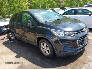 2020 Chevrolet Trax LS z VIN KL7CJKSB9LB067027, wystawiony jako IAAI lot #42170950 z przebiegiem 30 778 mil mil oraz . Historia ofert i sprzedaży dostępna na DreamBid. Obrazek 1.