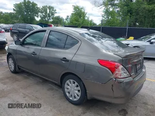 2016 Nissan Versa S z VIN 3N1CN7AP2GL874174, wystawiony jako IAAI lot #42316199 z przebiegiem 126 507 mil mil oraz . Historia ofert i sprzedaży dostępna na DreamBid. Obrazek 3.