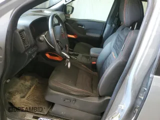 2023 Nissan Frontier Pro-4X z VIN 1N6ED1EK6PN624132, wystawiony jako Copart lot #53797395 z przebiegiem 55 344 mil mil oraz Szkoda całkowita • Salvage title. Historia ofert i sprzedaży dostępna na DreamBid. Obrazek 7.