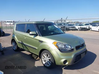 2013 Kia Soul + z VIN KNDJT2A63D7518904, wystawiony jako IAAI lot #42186473 z przebiegiem 123 387 mil mil oraz . Historia ofert i sprzedaży dostępna na DreamBid. Obrazek 1.