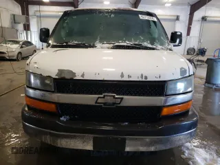 2005 Chevrolet Express Passenger with VIN 1GAHG39U451202405, listed as a Copart auction lot 45713255 with 488,178 mi miles and Salvage title. Bid and sale history available at DreamBid. Image 5.