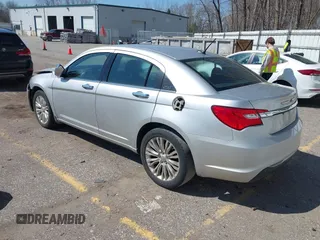 2011 Chrysler 200 Limited z VIN 1C3BC2FB1BN568644, wystawiony jako IAAI lot #42031677 z przebiegiem 136 883 mil mil oraz . Historia ofert i sprzedaży dostępna na DreamBid. Obrazek 3.