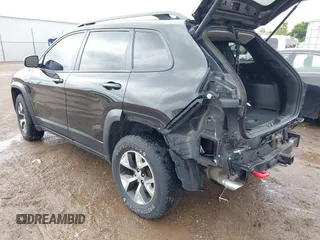2015 Jeep Cherokee Trailhawk with VIN 1C4PJMBS5FW647601, listed as a IAAI auction lot 42437734 with 170,640 mi miles and . Bid and sale history available at DreamBid. Image 3.