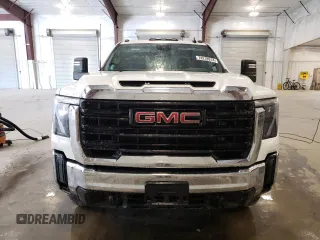 2024 GMC Sierra 3500HD Pro z VIN 1GT49SE75RF393920, wystawiony jako Copart lot #74218914 z przebiegiem 9858 mil mil oraz Szkoda całkowita • Salvage title. Historia ofert i sprzedaży dostępna na DreamBid. Obrazek 5.