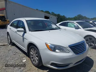 2013 Chrysler 200 Touring z VIN 1C3CCBBB2DN672878, wystawiony jako IAAI lot #42329618 z przebiegiem 171 576 mil mil oraz . Historia ofert i sprzedaży dostępna na DreamBid. Obrazek 1.