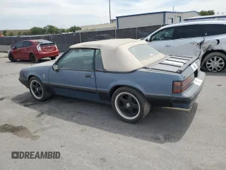 1988 Ford Mustang z VIN 1FABP44A1JF228656, wystawiony jako Copart lot #49451215 z przebiegiem 42 754 mil mil oraz Czysty tytuł • Clean title. Historia ofert i sprzedaży dostępna na DreamBid. Obrazek 2.