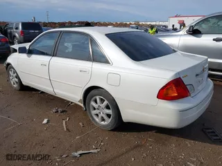 2000 Toyota Avalon XL with VIN 4T1BF28B3YU050271, listed as a IAAI auction lot 41668355 with 90,879 mi miles. Bid and sale history available at carsss.com. Image 3.