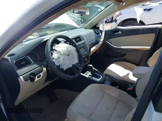 2014 Volkswagen Jetta SE z VIN 3VWD17AJ5EM267330, wystawiony jako IAAI lot #42003039 z przebiegiem 153 591 mil mil oraz . Historia ofert i sprzedaży dostępna na DreamBid. Obrazek 5.