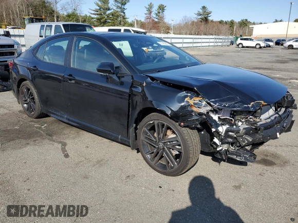 2025 Toyota Camry LE z VIN 4T1DBADK5SU015503, wystawiony jako Copart lot #51480665 z przebiegiem 3 525 mil mil oraz Szkoda całkowita • Salvage title. Historia ofert i sprzedaży dostępna na DreamBid. Obrazek 4.