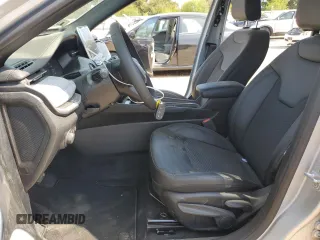 2025 Jeep Compass Latitude z VIN 3C4NJDBN1ST566404, wystawiony jako Copart lot #55024085 z przebiegiem 381 mil mil oraz Szkoda całkowita • Salvage title. Historia ofert i sprzedaży dostępna na DreamBid. Obrazek 7.