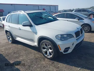 2013 BMW X5 xDrive35i z VIN 5UXZV4C5XD0B01951, wystawiony jako IAAI lot #42362680 z przebiegiem 125 253 mil mil oraz . Historia ofert i sprzedaży dostępna na DreamBid. Obrazek 1.