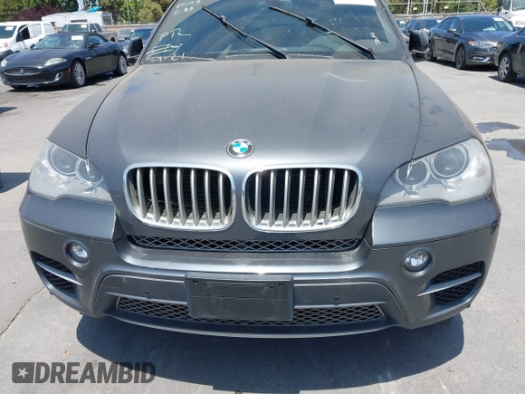2013 BMW X5 xDrive50i z VIN 5UXZV8C5XD0C17142, wystawiony jako IAAI lot #42528433 z przebiegiem 84 886 mil mil oraz . Historia ofert i sprzedaży dostępna na DreamBid. Obrazek 6.