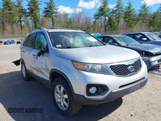 2012 Kia Sorento LX z VIN 5XYKTCA60CG223660, wystawiony jako IAAI lot #42101671 z przebiegiem 194 793 mil mil oraz . Historia ofert i sprzedaży dostępna na DreamBid. Obrazek 1.