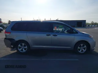 2013 Toyota Sienna L z VIN 5TDZK3DC2DS321418, wystawiony jako IAAI lot #42095972 z przebiegiem 189 688 mil mil oraz . Historia ofert i sprzedaży dostępna na DreamBid. Obrazek 14.