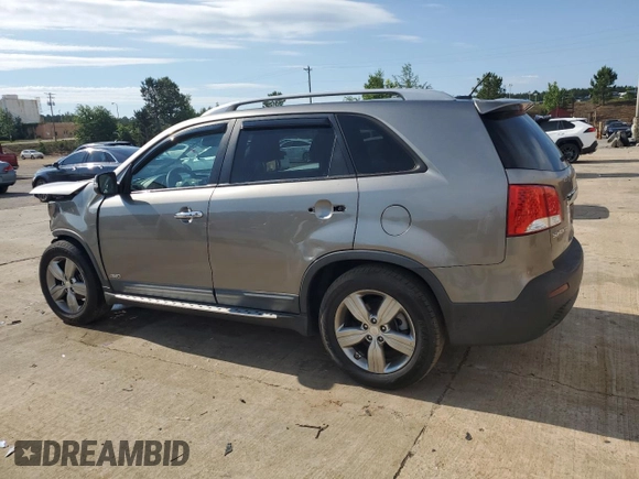 2013 Kia Sorento EX с VIN 5XYKUDA22DG365462, выставлен на аукционе Copart как лот 56941515 с пробегом 177 440 миль миль и Списание • Salvage title. История ставок и продаж доступна на DreamBid. Изображение 2.