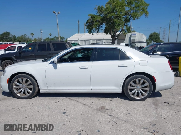 2018 Chrysler 300 Touring z VIN 2C3CCAAG9JH262459, wystawiony jako IAAI lot #42063815 z przebiegiem 135 472 mil mil oraz . Historia ofert i sprzedaży dostępna na DreamBid. Obrazek 14.