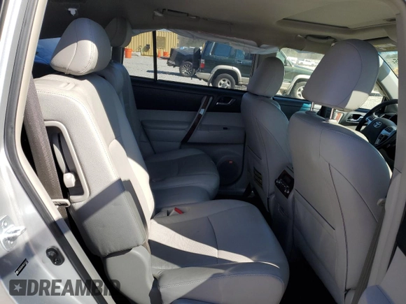 2013 Toyota Highlander Limited z VIN JTEDC3EH4D2018824, wystawiony jako Copart lot #49459795 z przebiegiem Nie podano mil oraz Szkoda całkowita • Salvage title. Historia ofert i sprzedaży dostępna na DreamBid. Obrazek 11.