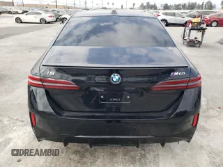 2024 BMW i5 M60 z VIN WBY43FK03RCP92888, wystawiony jako Copart lot #76619994 z przebiegiem 10 829 mil mil oraz Szkody całkowita. Historia ofert i sprzedaży dostępna na DreamBid. Obrazek 6.