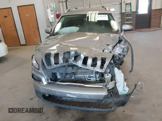 2018 Jeep Cherokee Latitude with VIN 1C4PJMCB7JD539368, listed as a IAAI auction lot 41525131 with Not Provided miles. Bid and sale history available at carsss.com. Image 6.