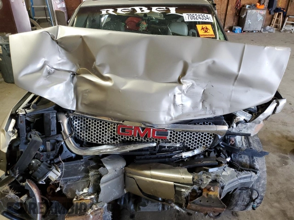 2003 GMC Sierra Denali z VIN 2GTFK69U531264188, wystawiony jako Copart lot #70624354 z przebiegiem Nie podano mil oraz Szkoda całkowita • Salvage title. Historia ofert i sprzedaży dostępna na DreamBid. Obrazek 12.