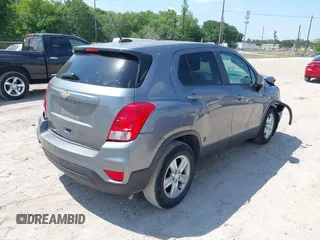 2020 Chevrolet Trax LS z VIN 3GNCJKSB0LL317005, wystawiony jako IAAI lot #39249708 z przebiegiem 59 860 mil mil oraz . Historia ofert i sprzedaży dostępna na DreamBid. Obrazek 4.