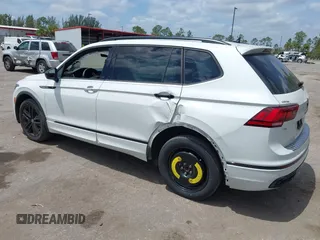 2022 Volkswagen Tiguan SE R-Line Black z VIN 3VVCB7AX5NM138604, wystawiony jako IAAI lot #42104933 z przebiegiem 31 489 mil mil oraz . Historia ofert i sprzedaży dostępna na DreamBid. Obrazek 3.
