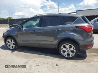2019 Ford Escape Titanium z VIN 1FMCU9J96KUA65154, wystawiony jako Copart lot #63932325 z przebiegiem 117 963 mil mil oraz Czysty tytuł • Clean title. Historia ofert i sprzedaży dostępna na DreamBid. Obrazek 2.