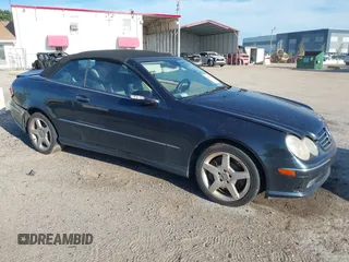 2005 Mercedes-Benz CLK 500 z VIN WDBTK75G75T035547, wystawiony jako IAAI lot #42604824 z przebiegiem 124 025 mil mil oraz . Historia ofert i sprzedaży dostępna na DreamBid. Obrazek 1.