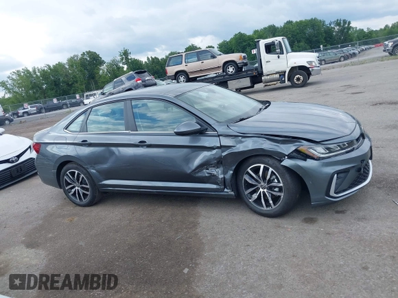 2025 Volkswagen Jetta SE с VIN 3VW7X7BU6SM085202, выставлен на аукционе IAAI как лот 42767432 с пробегом 1 009 миль миль и . История ставок и продаж доступна на DreamBid. Изображение 13.