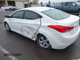 2013 Hyundai Elantra Limited z VIN 5NPDH4AEXDH423558, wystawiony jako IAAI lot #41764640 z przebiegiem 121 331 mil mil oraz . Historia ofert i sprzedaży dostępna na DreamBid. Obrazek 3.