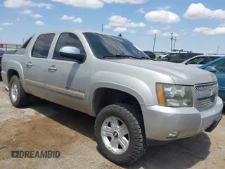 2008 Chevrolet Avalanche LTZ z VIN 3GNFK123X8G119626, wystawiony jako IAAI lot #42337048 z przebiegiem 157 331 mil mil oraz . Historia ofert i sprzedaży dostępna na DreamBid. Obrazek 1.