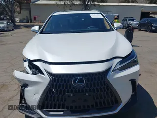 2025 Lexus NX 250 Premium z VIN JTJGDCAZ6S5024713, wystawiony jako IAAI lot #42020261 z przebiegiem 5833 mil mil oraz . Historia ofert i sprzedaży dostępna na DreamBid. Obrazek 12.