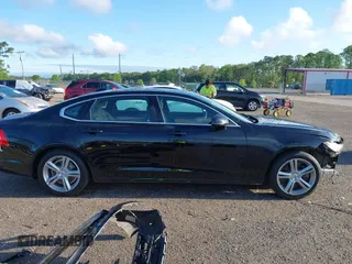 2018 Volvo S90 Momentum with VIN LVY982AK2JP023132, listed as a IAAI auction lot 41977080 with 98,514 mi miles. Bid and sale history available at carsss.com. Image 13.