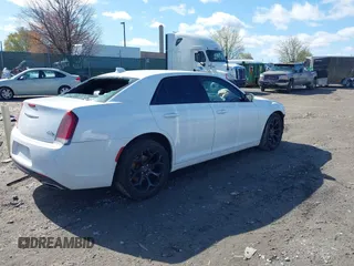 2019 Chrysler 300 S z VIN 2C3CCABG6KH659109, wystawiony jako IAAI lot #41987079 z przebiegiem Nie podano mil oraz . Historia ofert i sprzedaży dostępna na DreamBid. Obrazek 4.