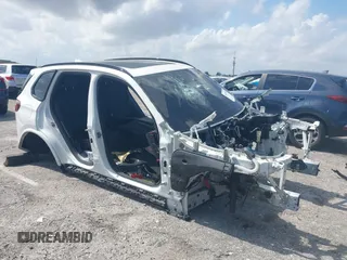 2021 BMW X5 sDrive40i z VIN 5UXCR4C01M9D77686, wystawiony jako IAAI lot #41978499 z przebiegiem Nie podano mil oraz . Historia ofert i sprzedaży dostępna na DreamBid. Obrazek 1.