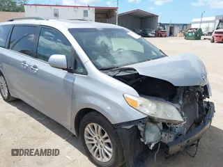 2016 Toyota Sienna XLE z VIN 5TDYK3DC2GS705506, wystawiony jako IAAI lot #41965349 z przebiegiem 136 419 mil mil oraz . Historia ofert i sprzedaży dostępna na DreamBid. Obrazek 1.