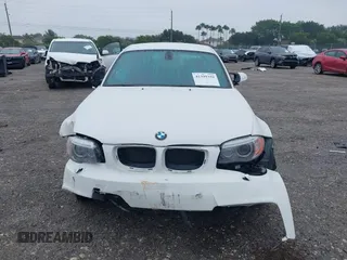 2011 BMW 1 Series M z VIN WBSUR9C56BVP76005, wystawiony jako IAAI lot #41399359 z przebiegiem 31 970 mil mil oraz . Historia ofert i sprzedaży dostępna na DreamBid. Obrazek 13.