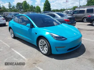 2021 Tesla Model 3 Long Range z VIN 5YJ3E1EB2MF990302, wystawiony jako IAAI lot #42265222 z przebiegiem 96 125 mil mil oraz . Historia ofert i sprzedaży dostępna na DreamBid. Obrazek 1.