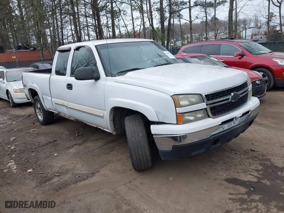 2006 Chevrolet Silverado 1500 LT2 with VIN 2GCEK19B761109126, listed as a IAAI auction lot 41681380 with 335,592 mi miles. Bid and sale history available at carsss.com. Image 1.