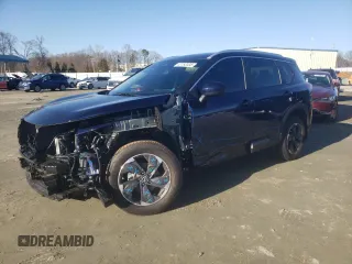 2024 Nissan Rogue SV z VIN JN8BT3BA1RW357533, wystawiony jako Copart lot #42752035 z przebiegiem 4 038 mil mil oraz Szkoda całkowita • Salvage title. Historia ofert i sprzedaży dostępna na DreamBid. Obrazek 1.
