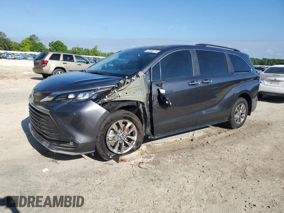 2025 Toyota Sienna XLE with VIN 5TDYRKEC8SS226844, listed as a Copart auction lot 52680175 with 2,600 mi miles and Salvage Title. Bid and sale history available at carsss.com. Image 1.