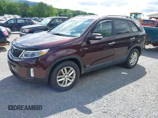 2014 Kia Sorento LX z VIN 5XYKTCA64EG474572, wystawiony jako IAAI lot #42325030 z przebiegiem 107 382 mil mil oraz . Historia ofert i sprzedaży dostępna na DreamBid. Obrazek 2.