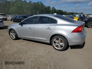 2014 Volvo S60 T5 z VIN YV1612FS3E2295726, wystawiony jako Copart lot #57293655 z przebiegiem 100 670 mil mil oraz Czysty tytuł • Clean title. Historia ofert i sprzedaży dostępna na DreamBid. Obrazek 2.