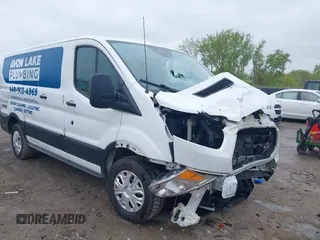 2019 Ford Transit z VIN 1FTYR1ZM3KKB50213, wystawiony jako IAAI lot #42223430 z przebiegiem 75 131 mil mil oraz . Historia ofert i sprzedaży dostępna na DreamBid. Obrazek 1.