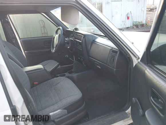 2000 Jeep Cherokee z VIN 1J4FF28P6YL132738, wystawiony jako IAAI lot #41382855 z przebiegiem 196 213 mil mil oraz . Historia ofert i sprzedaży dostępna na DreamBid. Obrazek 5.