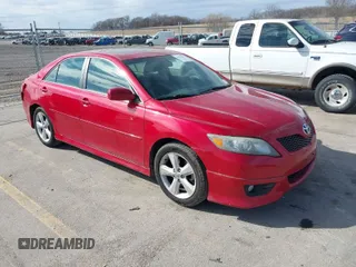 2011 Toyota Camry LE z VIN 4T1BF3EK9BU678482, wystawiony jako IAAI lot #41894101 z przebiegiem 235 194 mil mil oraz . Historia ofert i sprzedaży dostępna na DreamBid. Obrazek 1.