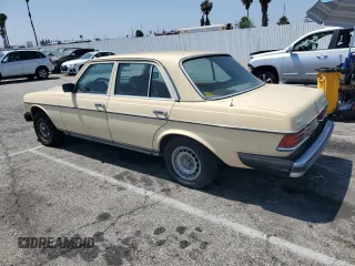 1983 Mercedes-Benz 300 D z VIN WDBAB33AXDB017451, wystawiony jako Copart lot #60463935 z przebiegiem 314 995 mil mil oraz Czysty tytuł • Clean title. Historia ofert i sprzedaży dostępna na DreamBid. Obrazek 2.