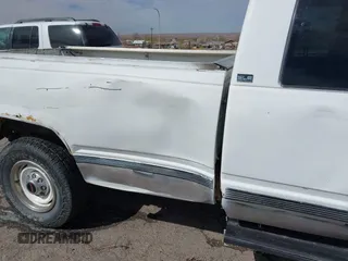 1994 GMC Sierra 2500 z VIN 1GTGC29K6RE565925, wystawiony jako IAAI lot #41798399 z przebiegiem 281 151 mil mil oraz . Historia ofert i sprzedaży dostępna na DreamBid. Obrazek 6.