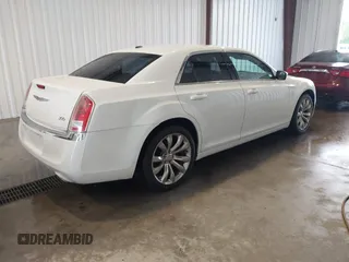 2014 Chrysler 300 z VIN 2C3CCAAG8EH381206, wystawiony jako IAAI lot #42279538 z przebiegiem 136 796 mil mil oraz . Historia ofert i sprzedaży dostępna na DreamBid. Obrazek 4.